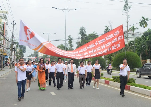 Diễu hành trên các tuyến phố ở TP Quảng Ngãi tuyên truyền người dân chung tay tham gia phòng, chống bạo lực đối với phụ nữ và trẻ em.