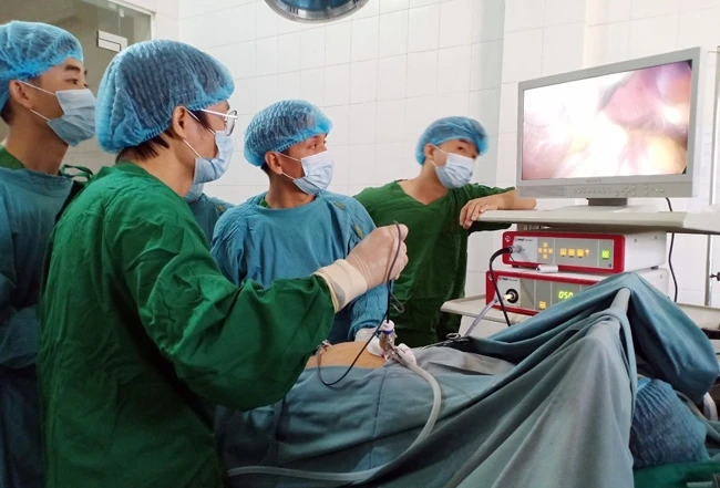 Chuyên gia Bệnh viện E hướng dẫn và chuyển giao kỹ thuật phẫu thuật nội soi cắt túi mật cho bác sĩ Bệnh viện đa khoa huyện Tam Đường (Lai Châu).