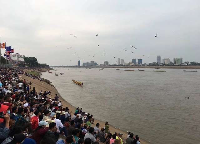 Hàng nghìn người dân và du khách cổ vũ cho các đội đua thuyền trên sông Sap.