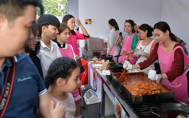 Lễ hội văn hóa và ẩm thực Việt Nam - Hàn Quốc là sự kiện thường niên nhằm tăng cường mối quan hệ hữu nghị giữa 2 nước Việt Nam và Hàn Quốc thông qua các hoạt động giao lưu, quảng bá văn hóa và ẩm thực