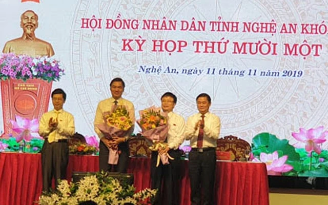 Tặng hoa chúc mừng hai tân Phó Chủ tịch UBND tỉnh Nghệ An.
