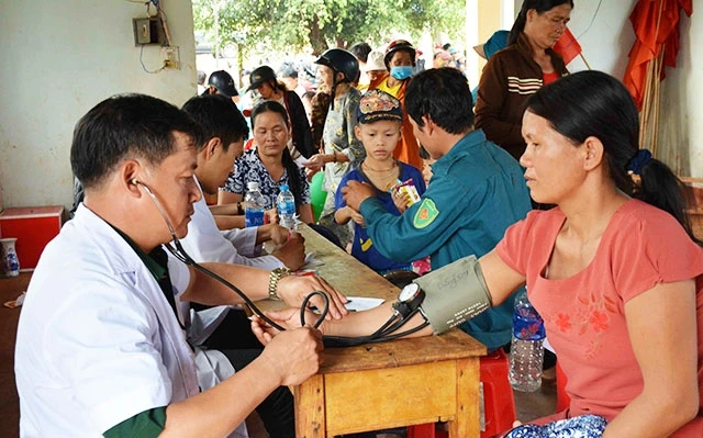 Đội công tác quân y Bộ đội Biên phòng tỉnh Gia Lai khám bệnh, cấp thuốc điều trị bệnh sốt xuất huyết cho người dân huyện biên giới Đức Cơ.