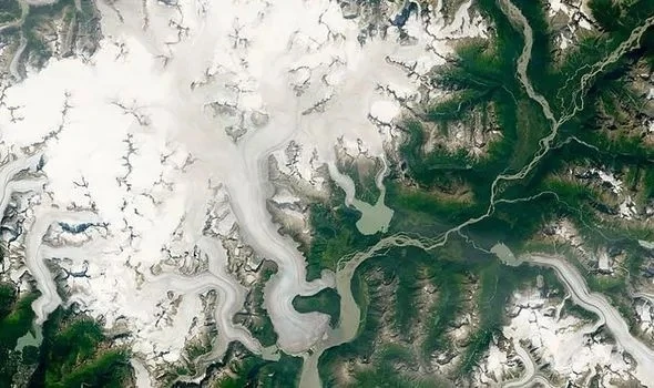 Các bức ảnh quan sát trái đất của NASA đã tiết lộ sông băng dày nhất thế giới đang bắt đầu tan chảy. Ảnh: NASA.