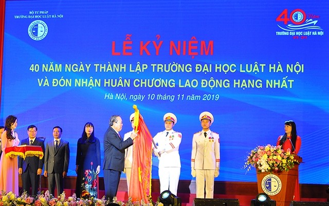 Phó Thủ tướng Trương Hòa Bình trao Huân chương Lao động hạng Nhất cho Trường đại học Luật Hà Nội.