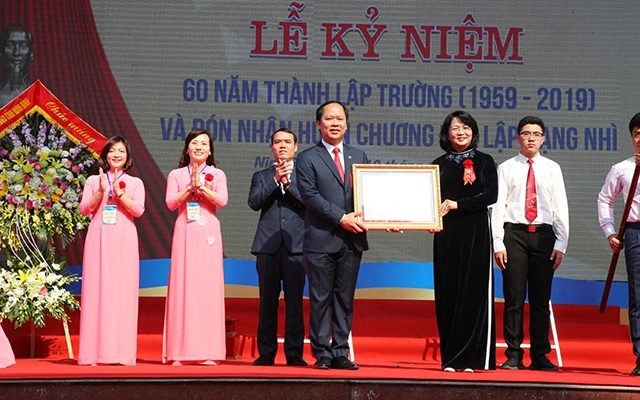 Phó Chủ tịch nước Đặng Thị Ngọc trao tặng Huân chương Độc lập hạng Nhì cho Trường THPT Lương Văn Tụy.