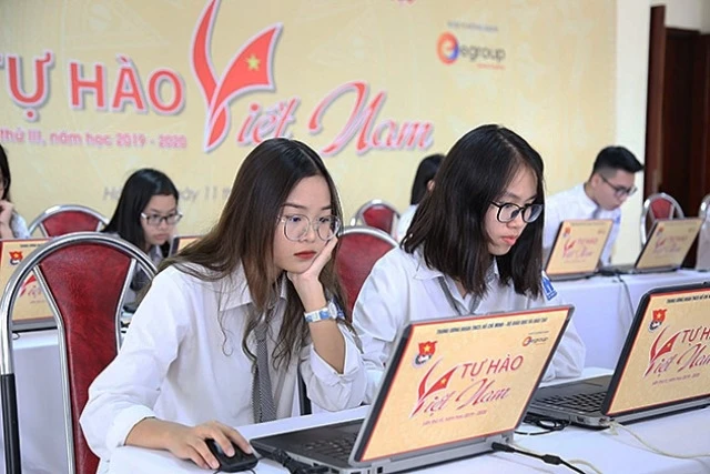 Các thí sinh Trường THPT chuyên Hà Nội - Amsterdam hưởng ứng làm bài thi trực tuyến cá nhân tại lễ khai mạc cuộc thi.