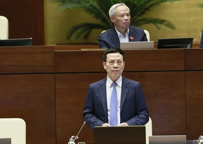 Bộ trưởng Thông tin và Truyền thông Nguyễn Mạnh Hùng trả lời chất vấn đại biểu Quốc hội ngày 8-11.
