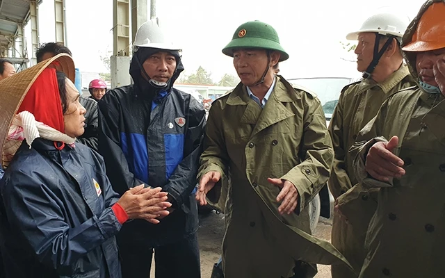 Các đồng chí lãnh đạo địa phương kiểm tra chỉ đạo công tác ứng phó bão số 6 tại Cảng cá Đề Gi, xã Cát Khánh, huyện Phù Cát.