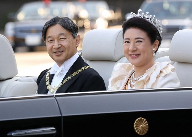 Nhật hoàng Naruhito và Hoàng hậu Masako trong lễ diễu hành sau đăng quang ở thủ đô Tokyo (Ảnh: MANICHI)