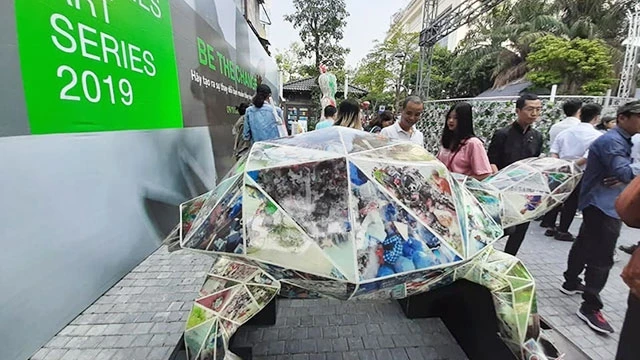 Tác phẩm nghệ thuật sắp đặt “Rùa” của nghệ sĩ thị giác Doãn Hoàng Kiên và nhiếp ảnh gia Trần Việt Đức. Ảnh: VNN
