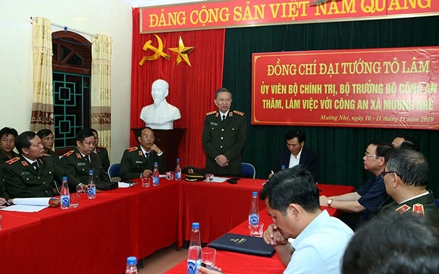Bộ trưởng Công an Tô Lâm và đoàn công tác làm việc với Ban Công an xã Mường Nhé.