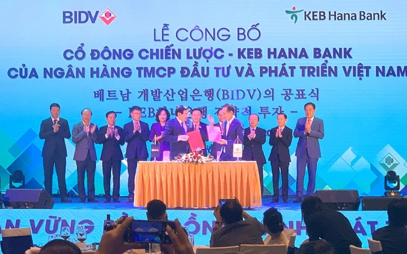 Phó Thủ tướng Chính phủ Vương Đình Huệ chứng kiến lễ ký kết giữa BIDV và đối tác Hàn Quốc.
