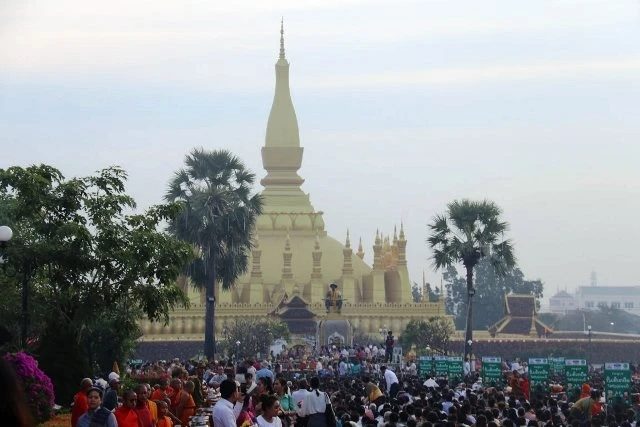 Mặt trời còn chưa mọc nhưng mọi người dân Lào đều hướng về quảng trường Thạt Luổng.