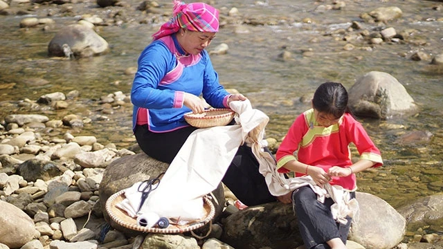 Chị Sùng Thị Lan hướng dẫn kỹ thuật buộc sỏi nhuộm vải.