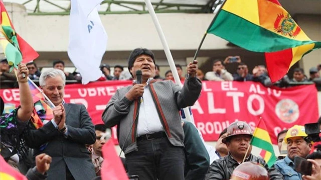Tổng thống Evo Morales (giữa) giành chiến thắng trong cuộc bầu cử hôm 20-10. Ảnh: MERCOPRESS
