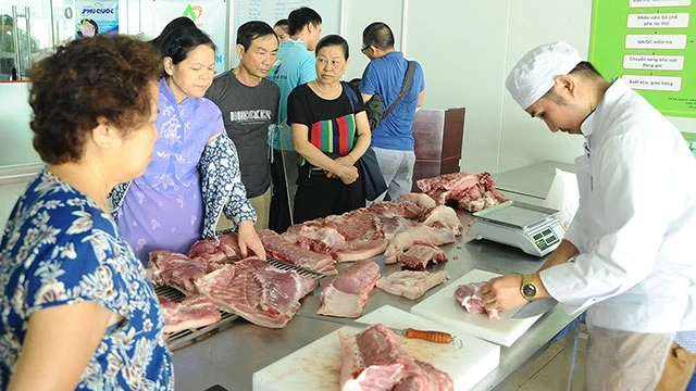 Giá thịt lợn tăng cao khiến người tiêu dùng đắn đo lựa chọn khi đi chợ. Ảnh: NG.ANH