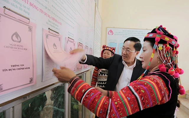 Tổng Giám đốc NHCSXH Dương Quyết Thắng kiểm tra thông tin tín dụng chính sách tại xã Sín Thầu, huyện Mường Nhé, tỉnh Điện Biên.
