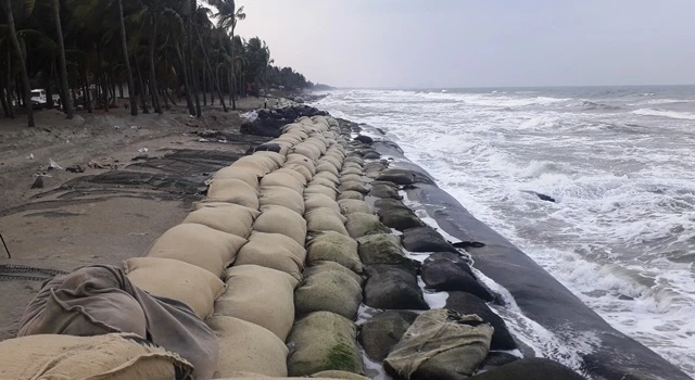 Bờ biển Cửa Đại bị sóng biển sạt lở nghiêm trọng.