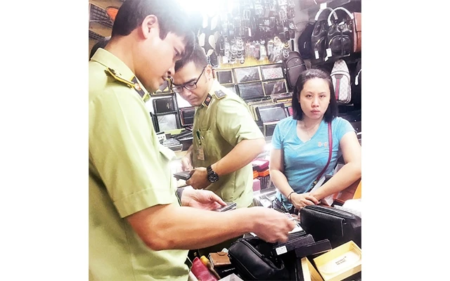 Lực lượng quản lý thị trường kiểm tra một gian hàng tại chợ Bến Thành.