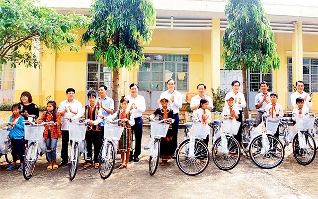 Lãnh đạo thành phố Hà Nội trao xe đạp tặng các học sinh nghèo, vượt khó, học giỏi tại xã Ia Kreng, huyện Chư Păh (Gia Lai). Ảnh: VŨ NGỌC