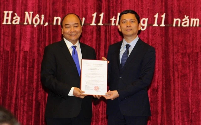 Thủ tướng Nguyễn Xuân Phúc trao Quyết định cho PGS-TS Bùi Nhật Quang. (Ảnh: Trần Hải)