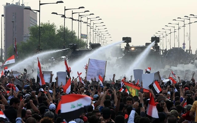 Cảnh sát phun vòi rồng để giải tán người biểu tình ở thủ đô Baghdad, Iraq. Ảnh AA