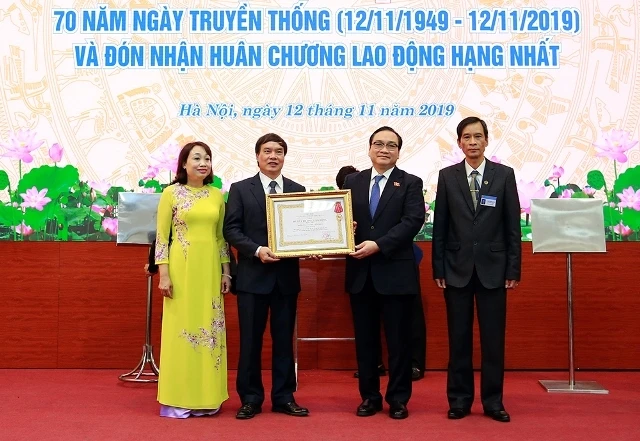 Bí thư Thành ủy Hoàng Trung Hải trao Huân chương Lao động hạng Nhất cho Trường Đào tạo cán bộ Lê Hồng Phong.