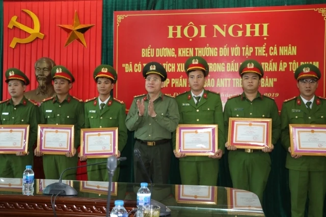 Đại tá Phạm Văn Long, Giám đốc Công an tỉnh Nam Định biểu dương, khen thưởng các tập thể, cá nhân có thành tích xuất sắc trong đấu tranh trấn áp tội phạm.