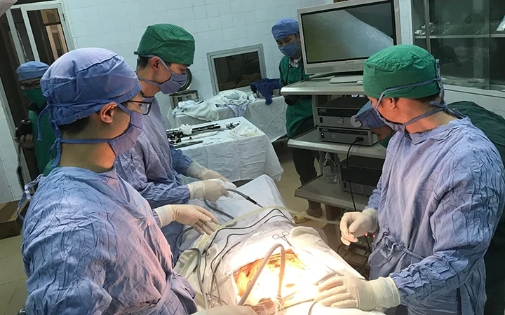 Các bác sĩ trẻ thực hiện ca phẫu thuật nội soi ruột thừa tại Bệnh viện đa khoa huyện Bắc Hà (Lào Cai). (Ảnh: ANH ĐỖ)