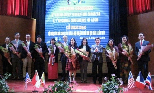 Lãnh đạo tỉnh Lâm Đồng tặng hoa các đại biểu tham dự hội nghị.