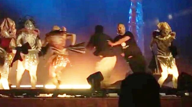 Hình ảnh chụp từ màn hình kẻ tấn công xông lên sân khấu tấn công các nghệ sĩ đang biểu diễn (Ảnh: PRESSTV)