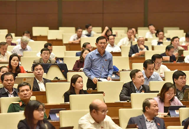 Đại biểu Quốc hội tỉnh Quảng Bình phát biểu ý kiến thảo luận tại hội trường.
