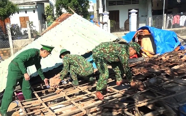 Bộ đội Biên phòng tỉnh Bình Định giúp người dân phường Nhơn Bình, TP Quy Nhơn thu dọn đống đổ nát do bão số 6 gây ra.