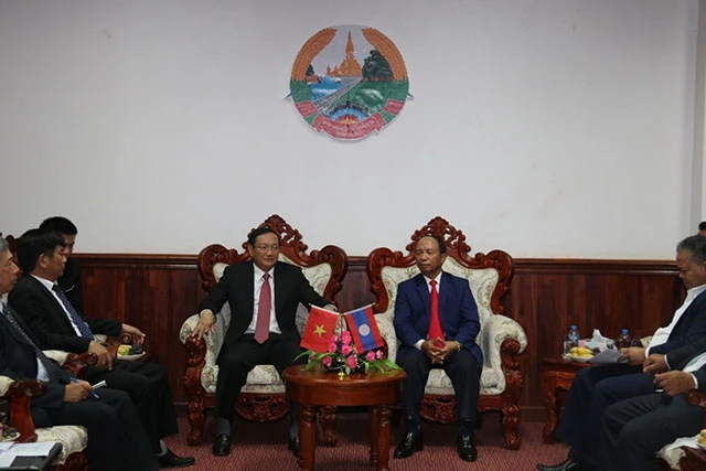 Đại sứ Nguyễn Bá Hùng (bên trái) cảm ơn chính quyền tỉnh Sekong đã hỗ trợ, giúp đỡ cộng đồng người Việt Nam tại tỉnh làm ăn, sinh sống.