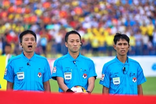 "Vua thẻ" Jumpei Iida (giữa) từng điều hành trận đấu quyết định ngôi vương giữa Thanh Hóa và Hà Nội tại V-League 2017.