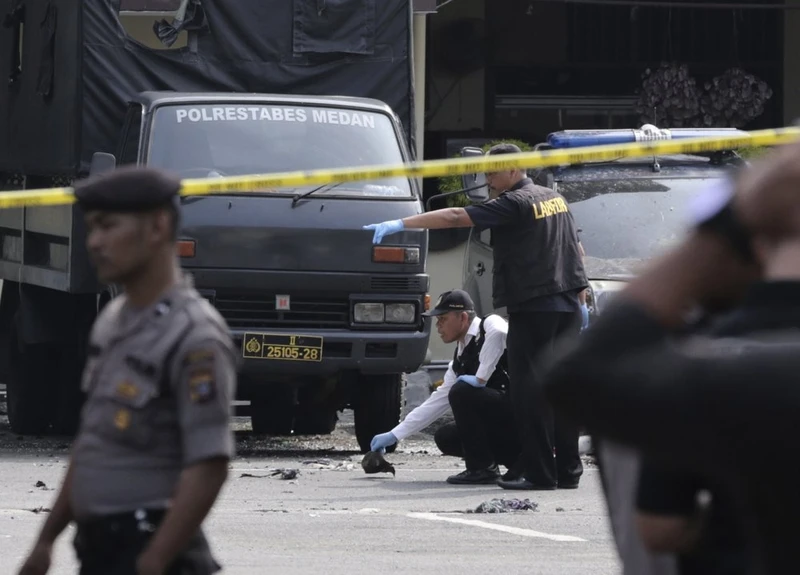 Hiện trường vụ đánh bom liều chết trong bãi đỗ xe của trụ sở cảnh sát TP Medan (Ảnh: AP)