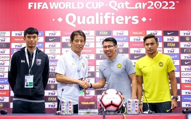 HLV và cầu thủ hai đội Malaysia và Thái Lan tại họp báo trước trận đấu ngày 13-11. (Ảnh: Liên đoàn Bóng đá Thái Lan)