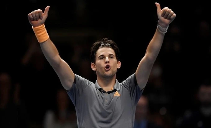 Dominic Thiem ăn mừng sau chiến thắng trước Novak Djokovic. (Ảnh: Reuters)