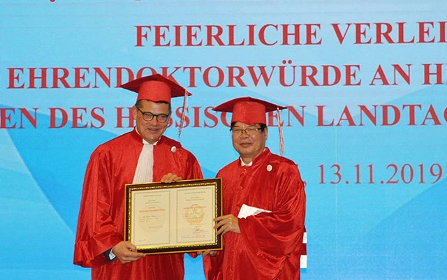 Trao bằng Tiến sĩ danh dự cho Chủ tịch Quốc hội Bang Hessen, CHLB Đức
