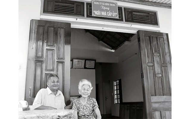 Niềm vui của vợ chồng đảng viên Ðoàn Thành Tâm ở xã Bình Trung, huyện Bình Sơn bên "ngôi nhà cấp ủy".