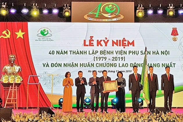 Phó Chủ tịch nước Đặng Thị Ngọc Thịnh trao các phần thưởng cao quý tặng tập thể cán bộ, nhân viên Bệnh viện Phụ sản Hà Nội.