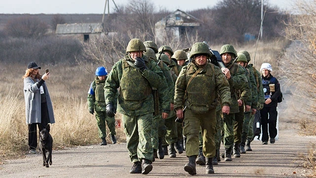 Binh sĩ của Cộng hòa Donetsk rút khỏi Petrovsk. Ảnh: TELLERREPORT