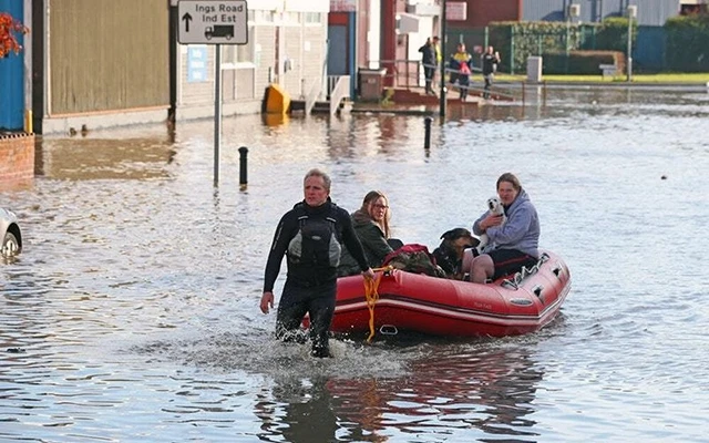 Mưa lớn gây ngập lụt nhiều khu vực ở thành phố Doncaster, Anh. Ảnh PA