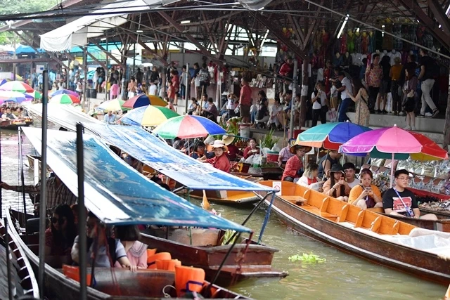 Chợ nổi Damnoen Saduak luôn thu hút đông đảo du khách.