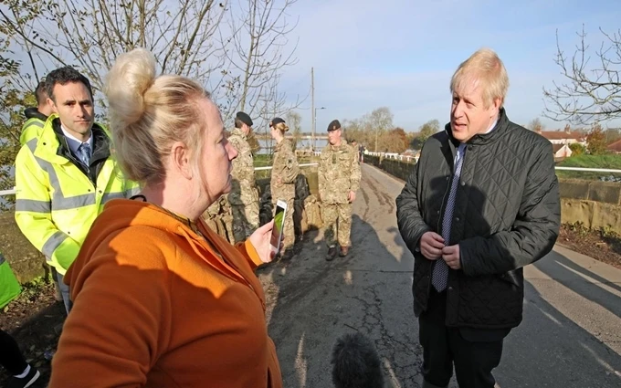 Thủ tướng Johnson trò chuyện với người dân trong chuyến thăm Stainforth, Doncaster, ngày 13-11, sau đợt ngập lụt vừa qua. (Ảnh: Reuters)