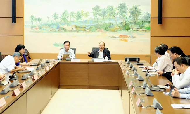 Đại biểu QH thành phố Hải Phòng, tỉnh Lạng Sơn và Đồng Tháp thảo luận ở tổ về dự án Luật Đầu tư theo phương thức đối tác công tư. Ảnh: DUY LINH