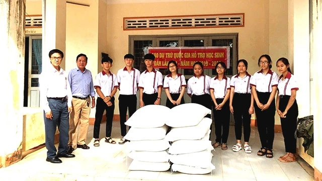 Học sinh Trường THPT Y Jút, huyện Cư Kuin nhận gạo hỗ trợ.