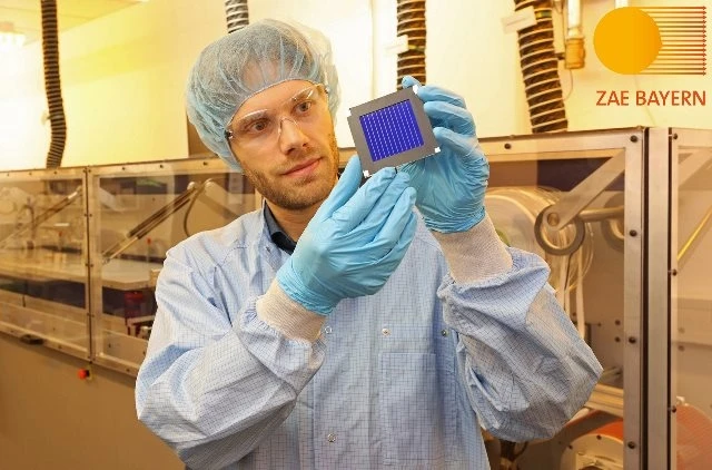 Tiến sĩ Andreas Distler, ZAE Bayern, với mô-đun năng lượng mặt trời hữu cơ tại Trung tâm Solar Factory of the Future.