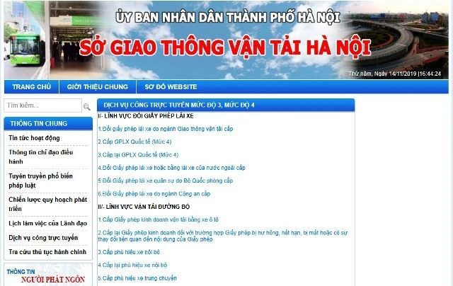 Du khách nước ngoài tại Hà Nội có thể đổi bằng lái xe qua mạng