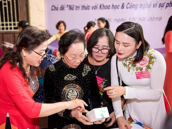 Thạc sĩ Đào Ánh Vân (ngoài cùng bên phải) giới thiệu sản phẩm với nguyên Phó Chủ tịch nước Nguyễn Thị Doan (thứ hai từ trái qua) và các đại biểu tại Hội nghị nữ khoa học và công nghệ lần thứ nhất khu 